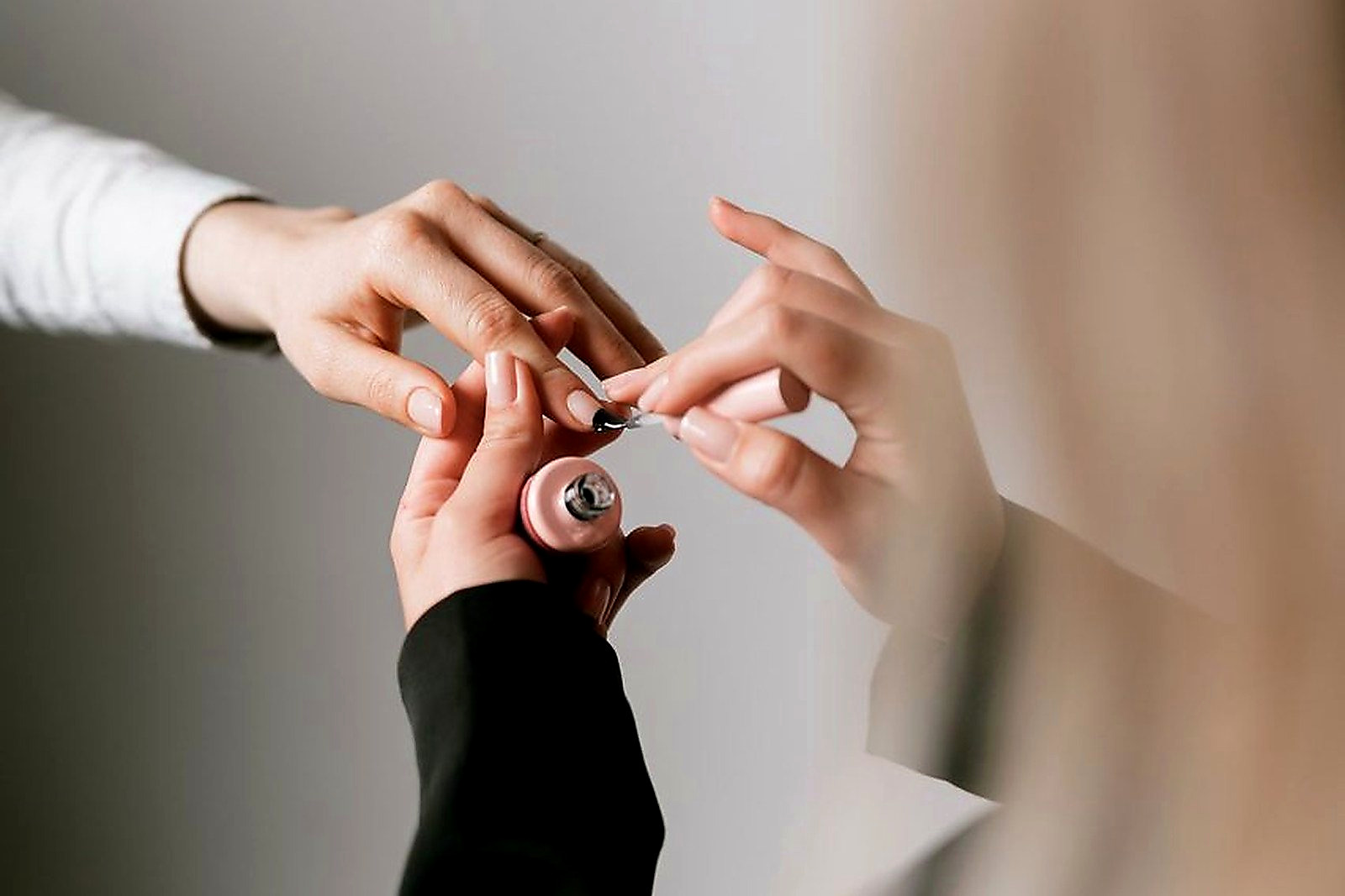 Free Hands-off nail polish application at a salon, highlighting detail and precision. Stock Photo